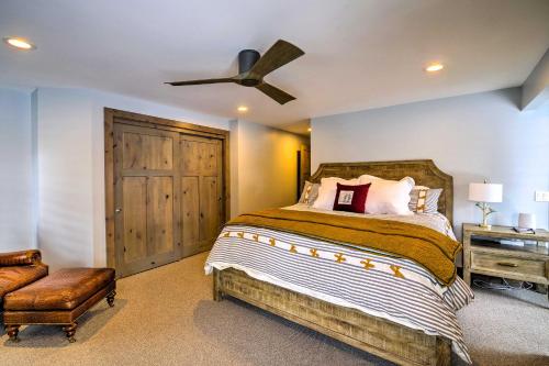 une chambre avec un lit et un ventilateur de plafond dans l'établissement Cozy Sun Valley Townhome with Mountain Views!, à Sun Valley