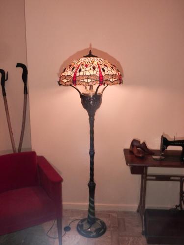 a lamp in a room with a red couch and a table at Tolosa un mundo de sensaciones in Tolosa