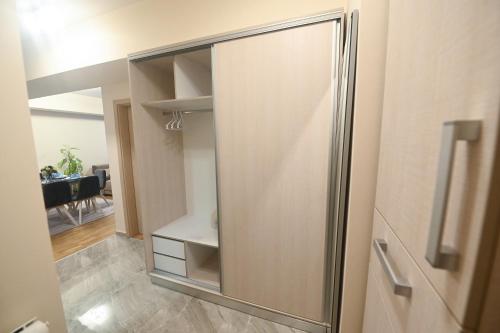 Vannas istaba naktsmītnē Mitreski Impeksel Luxury Self Check-in Apartment