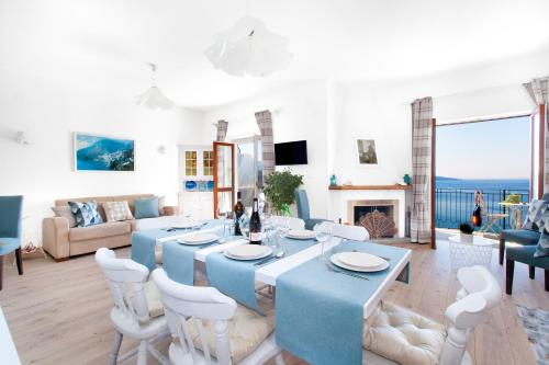 Χώρος καθιστικού στο Estate4home - Maré