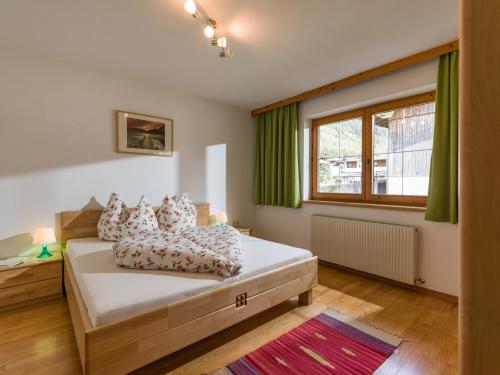 斯圖姆的住宿－Ferienwohnung Huber，一间卧室配有一张带绿色窗帘的床和窗户。