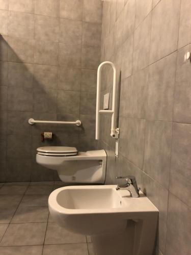 Un baño de Ai Leoni