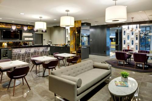 InterContinental St. Paul Riverfront, an IHG Hotel tesisinde lounge veya bar alanı