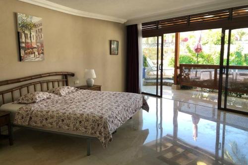 En eller flere senge i et værelse på Anfi Tauro Golf Villa with private heated pool