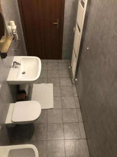 Un baño de Ai Leoni