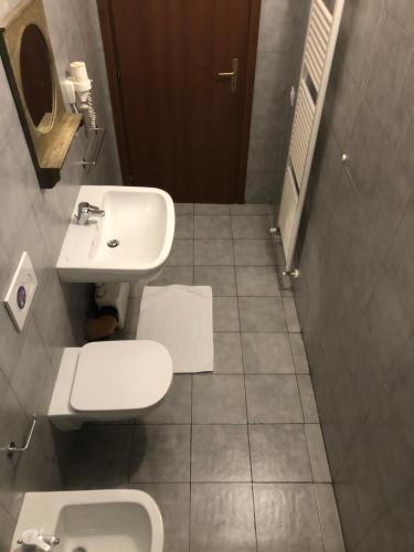 Un baño de Ai Leoni
