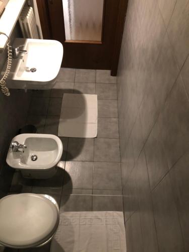 Un baño de Ai Leoni