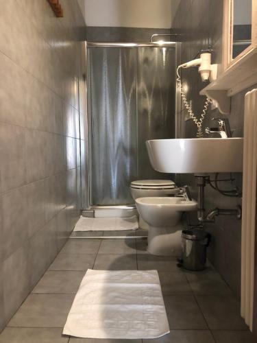 Un baño de Ai Leoni
