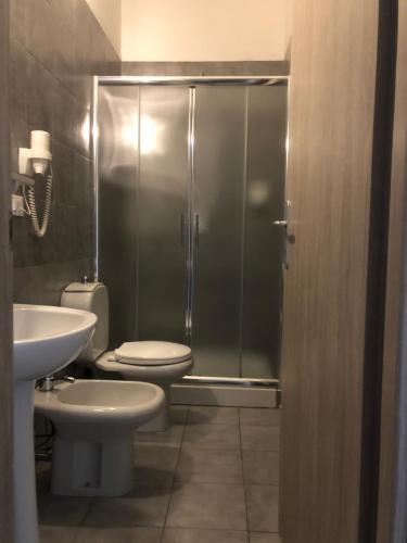 Un baño de Ai Leoni