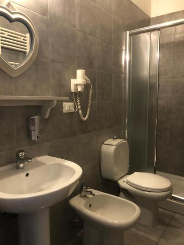 Un baño de Ai Leoni