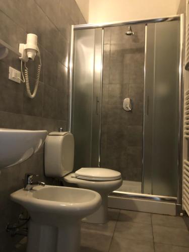 Un baño de Ai Leoni