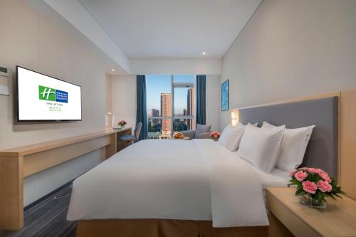 Ένα ή περισσότερα κρεβάτια σε δωμάτιο στο Holiday Inn Express - Yantai YEDA by IHG