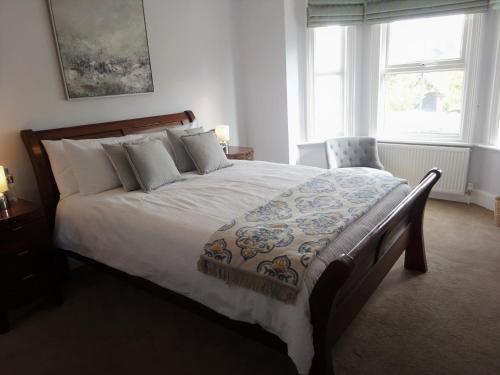 溫特爾頓海濱的住宿－Moonfleet House，一间卧室设有一张大床和一个窗户。