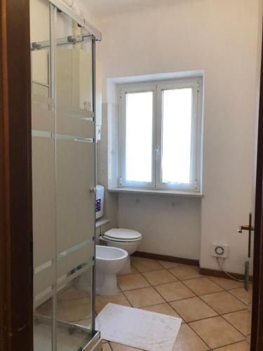 Un baño de Ai Leoni