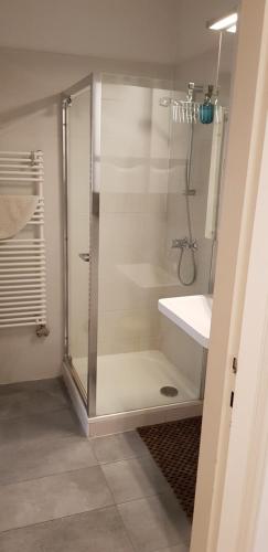 y baño con ducha y lavamanos. en Christoph's Central Apartment en Budapest