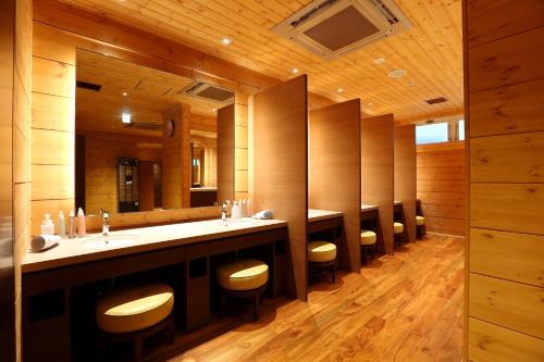 Baño con una fila de lavabos y espejos en Karuizawa Asama Prince Hotel en Karuizawa