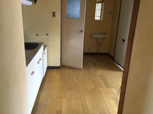 um quarto vazio com uma cozinha e um lavatório em 山下ビル５０１ em Sutara