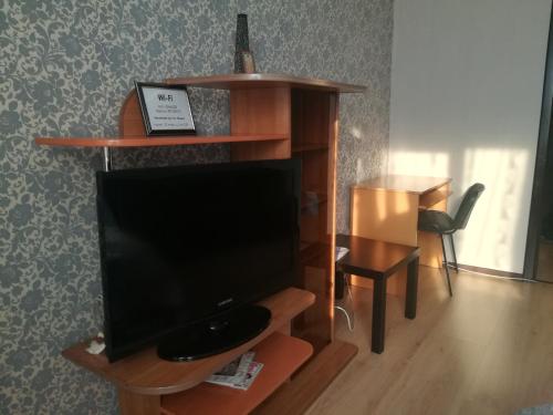 A television and/or entertainment centre at Like Home Apartmants 32 микрорайон 5 д