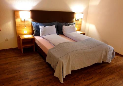 Кровать или кровати в номере Hotel Römerbad