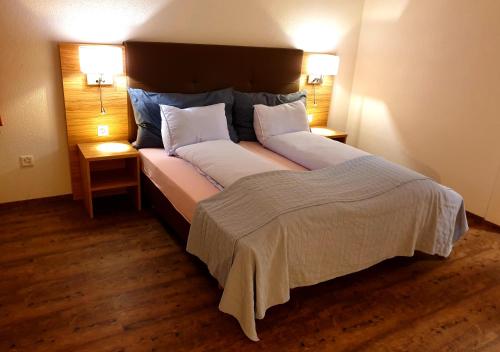 Postel nebo postele na pokoji v ubytování Hotel Römerbad