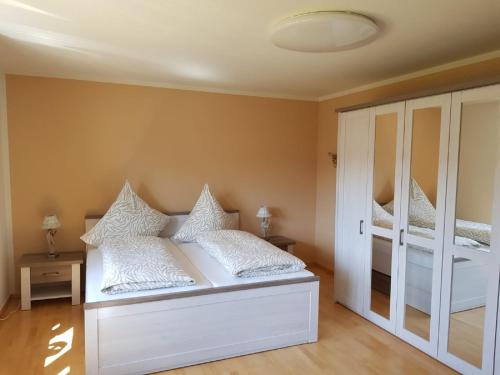 een slaapkamer met een bed en 2 stapelbedden bij Ferienappartement am Nadenberg in Lindenberg im Allgäu