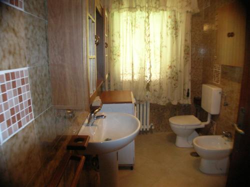 a bathroom with a sink and a toilet at VILLA MARIA in Altopascio