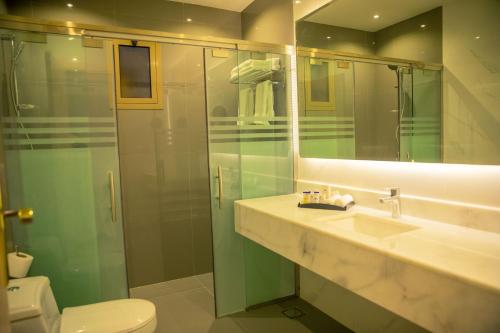 Kylpyhuone majoituspaikassa Swiss International Resort Unaizah Al Qassim