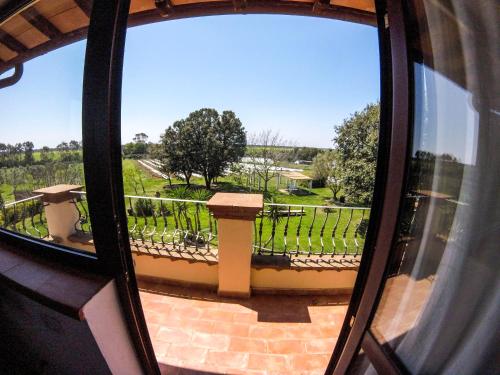 uma vista a partir de uma janela de um pátio com vista em Villa Enli em Capalbio