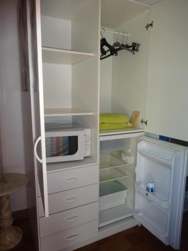 Elle comprend un réfrigérateur blanc et un four micro-ondes. dans l'établissement Le Clos Saint Léger, à Anxtot