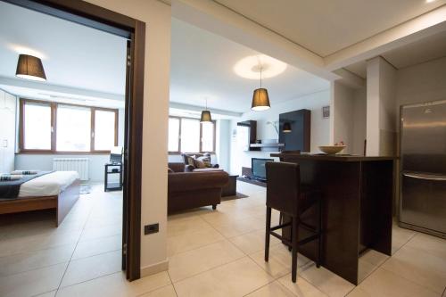 een woonkamer met een keuken en een woonkamer met een bank bij Ahoy Luxury Apartment in Belgrado