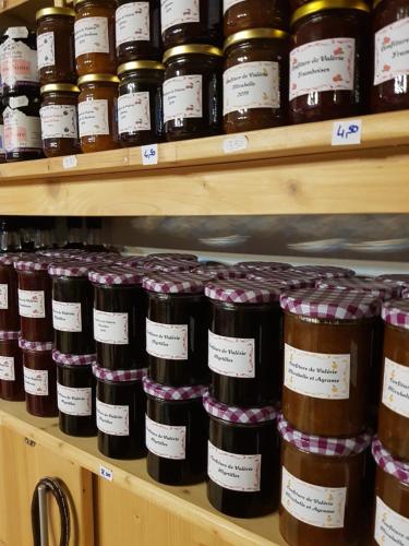 a store shelf filled with jars of preserves at Gîte Chalet du Soulor in Arrens-Marsous