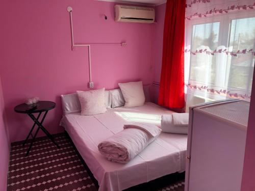 Cette petite chambre comprend un lit et une fenêtre. dans l'établissement Hotel Continental, à Roşiori de Vede