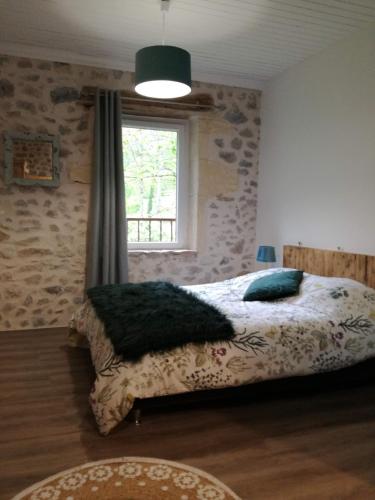 une chambre avec un lit et une fenêtre dans l'établissement L'Echevine en vercors, à Échevis