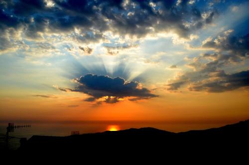 um pôr do sol com uma nuvem em forma de coração no céu em Il Ritrovo degli Angeli em San Mauro Cilento