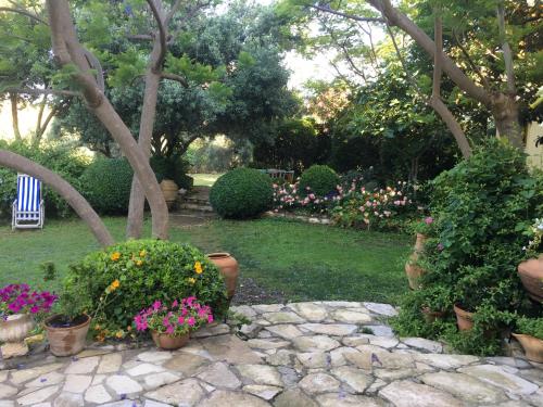 a garden with flowers and plants in a yard at Emel Pension in Guzelcamlı