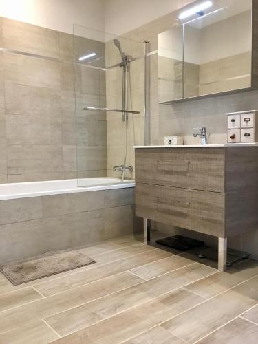 une salle de bain avec une baignoire, un lavabo et une douche dans l'établissement Villa moderne en campagne avec piscine, à Aix-en-Provence