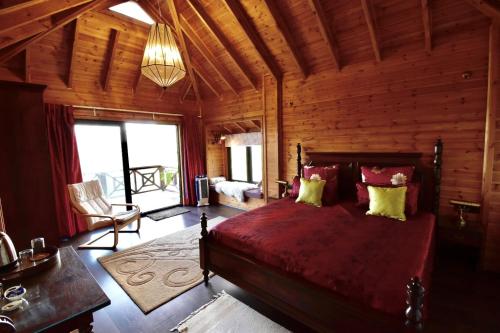 Avaas - Bed & Breakfast في ناينيتال: غرفة نوم بسرير في غرفة خشبية