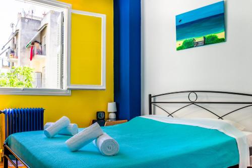 アテネにあるTravel Resortのベッドルーム(ベッド1台、窓付)