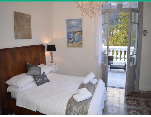 1 dormitorio con 1 cama con toallas en Le Petit Chateau, en Puilaurens