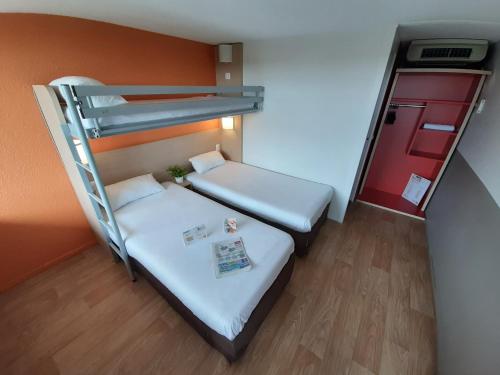 ChaintréにあるPremière Classe Mâcon Sudの小さなお部屋で、二段ベッド2組が備わります。