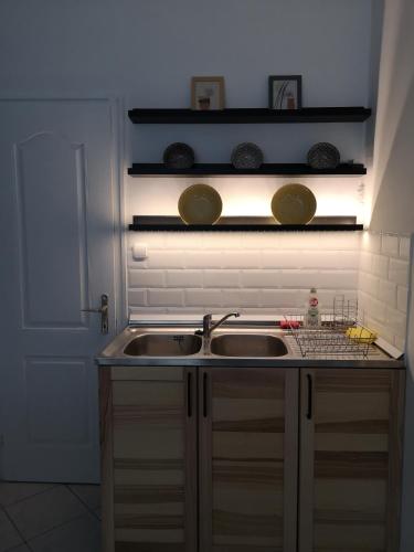 a kitchen with a sink and a counter top at Gyöngyszem Vendégház in Eger