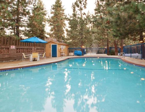 Piscina de la sau aproape de Holiday Inn Express South Lake Tahoe, an IHG Hotel