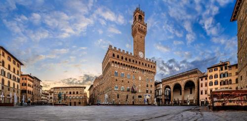 a large building with a clock tower on top of it at B&B La Signoria Di Firenze in Florence