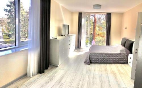 Кровать или кровати в номере Apartamentai Voveraite