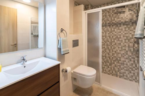 een badkamer met een toilet, een wastafel en een douche bij JAIME I in Valderrobres