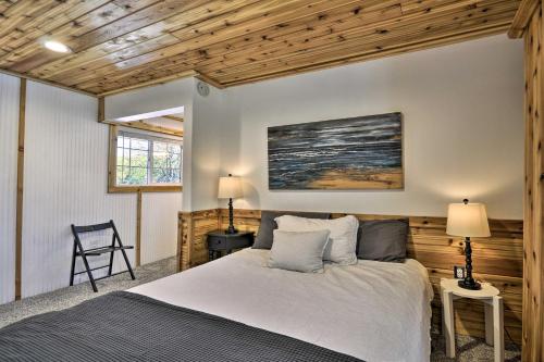 Ένα ή περισσότερα κρεβάτια σε δωμάτιο στο Floating Home on Columbia River with Provided Kayaks
