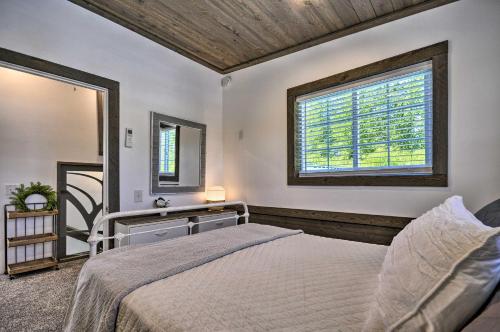 Ένα ή περισσότερα κρεβάτια σε δωμάτιο στο Floating Home on Columbia River with Provided Kayaks