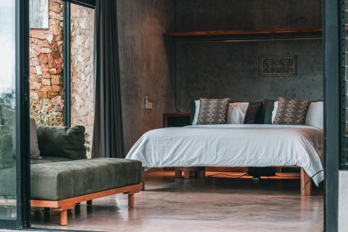 מיטה או מיטות בחדר ב-Villa Kiri, Secluded Jungle Paradise
