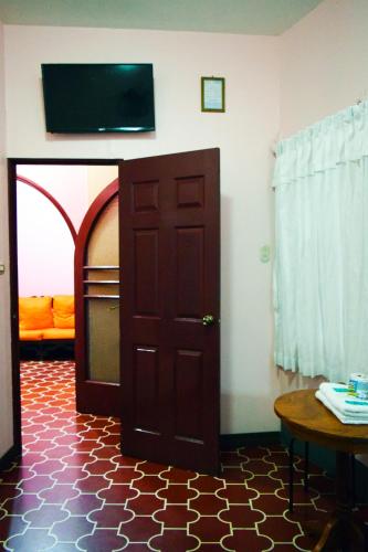 a room with a door and a table and a table at Hotel Fuentes in Guatemala