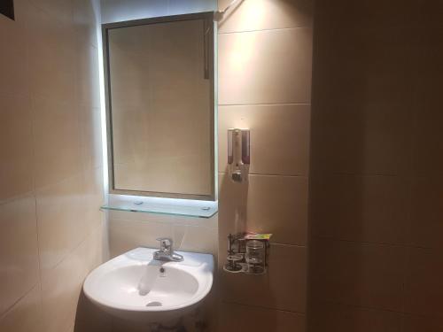 Memory Hotel في هانوي: حمام مع حوض ومرآة